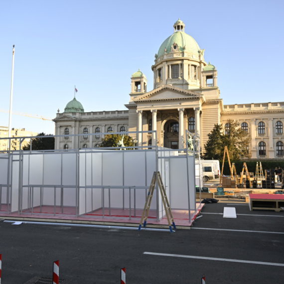 Uklonjeni šatori ispred Skupštine; Postavljaju se objekti za Božićno selo FOTO