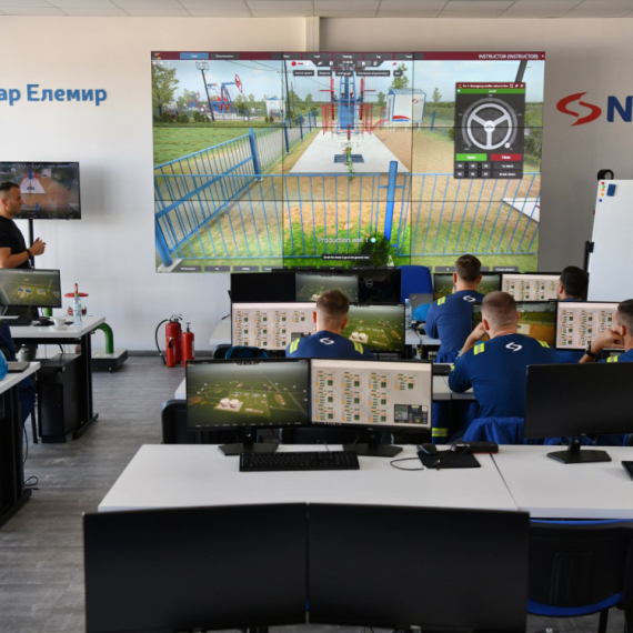 Mladi u svetu naftne industrije FOTO