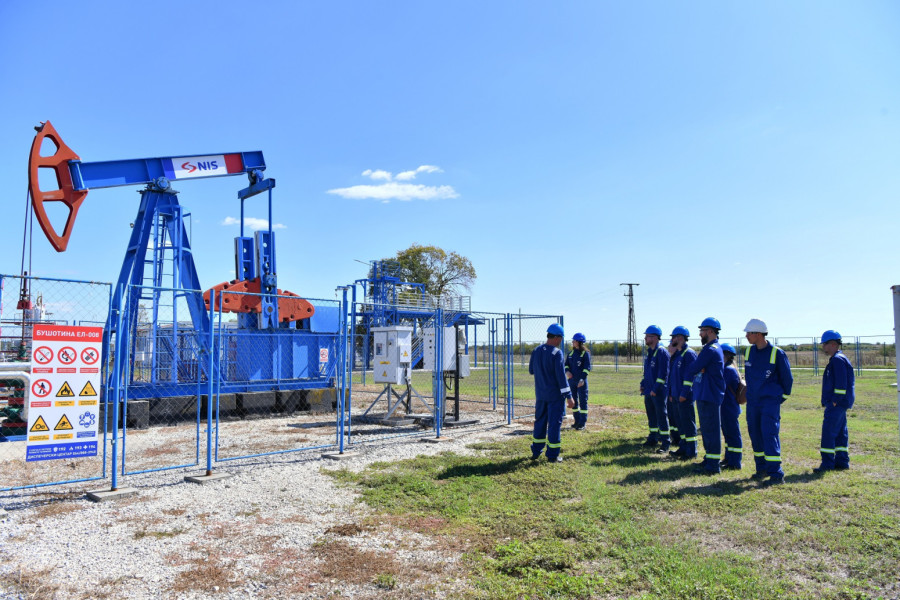 Mladi u svetu naftne industrije FOTO