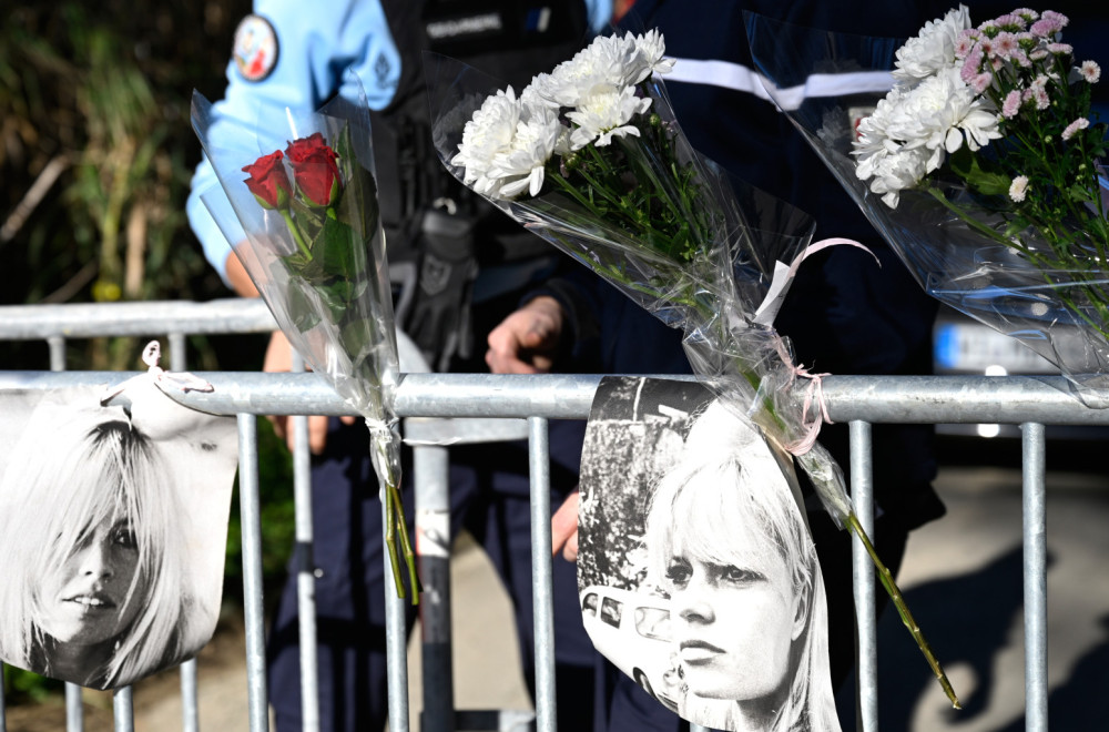 Tužan prizor ispred doma Brižit Bardo: Potresne slike obilaze svet FOTO