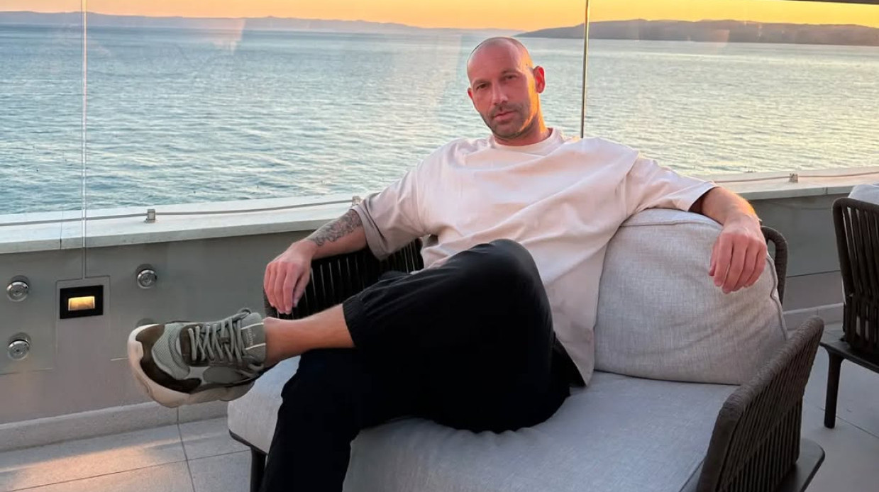 Seksi hrvatski ministar golišavim fotkama zaludeo žene: Mišići i tetovaže u prvom planu FOTO