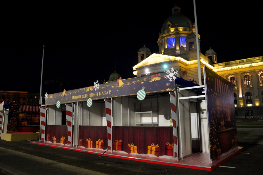 Ispred Skupštine Srbije postavljeni ukrašeni štandovi za božićno selo FOTO