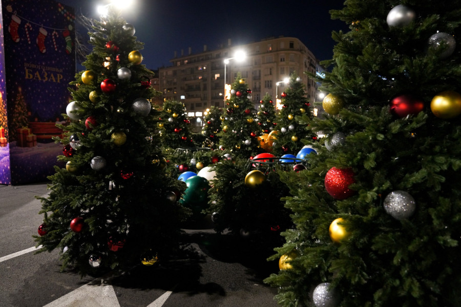 Ispred Skupštine Srbije postavljeni ukrašeni štandovi za božićno selo FOTO