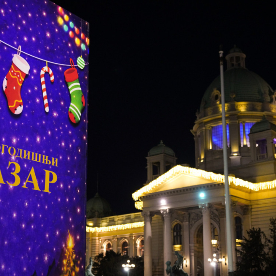 Ispred Skupštine Srbije postavljeni ukrašeni štandovi za božićno selo FOTO