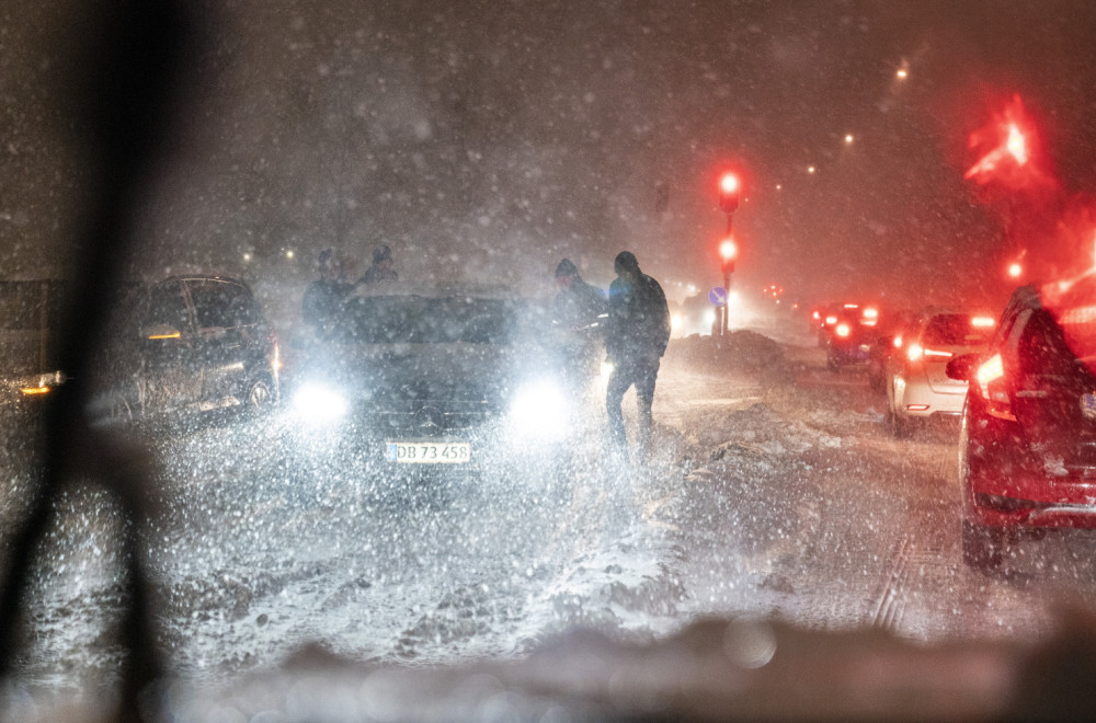 Srbija zavejana: Snežna mećava paralisala puteve; Večeras stiže ledena kiša FOTO/VIDEO