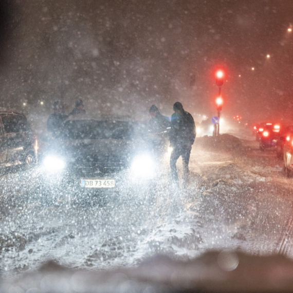 Srbija zavejana: Snežna mećava paralisala puteve; Večeras stiže ledena kiša FOTO/VIDEO