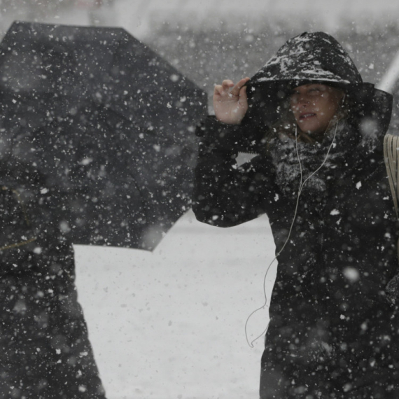 Krenuo ledeni haos: 3.000 kamiona na ulicama; Otkazano 450 letova