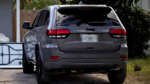 Doveli ženu do finansijskog kraha: Kažnjena sa 165.000 dolara zbog parkiranja na travnjaku