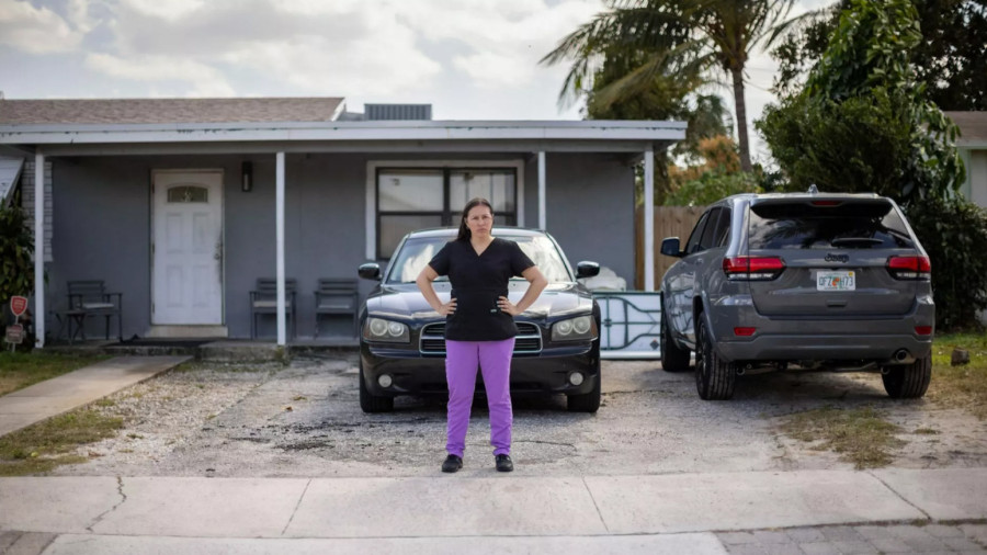 Doveli ženu do finansijskog kraha: Kažnjena sa 165.000 dolara zbog parkiranja na travnjaku