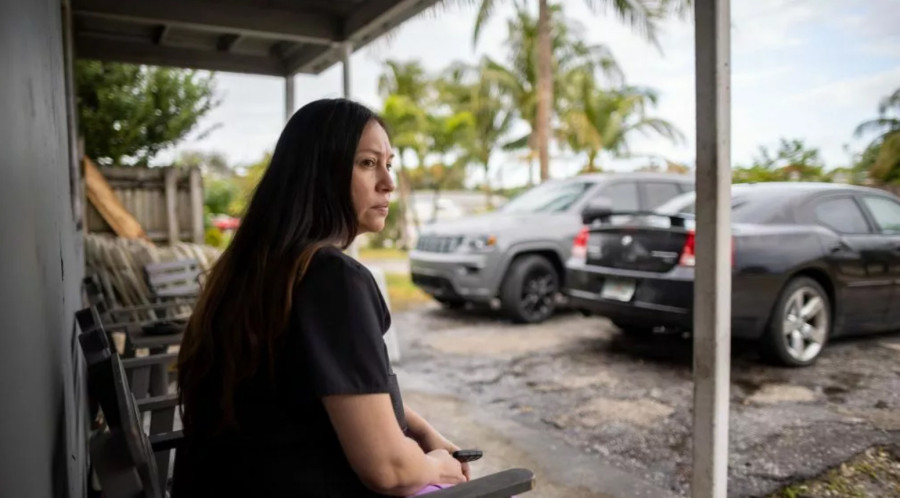 Doveli ženu do finansijskog kraha: Kažnjena sa 165.000 dolara zbog parkiranja na travnjaku