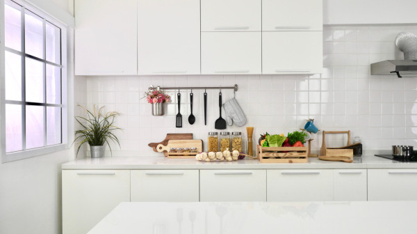 Zbogom, beli ormarići: Ova boja je novi šik trend za kuhinju i osvaja domove slavnih FOTO