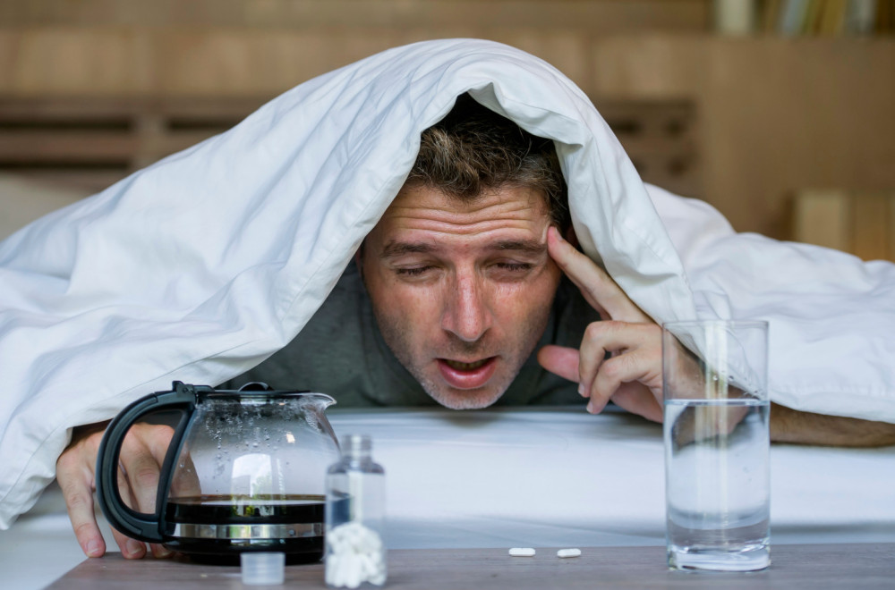 Puno ćete popiti za doček nove godine? Stručnjak savetuje kako da se rešite mamurluka