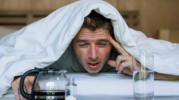 Puno ćete popiti za doček nove godine? Stručnjak savetuje kako da se rešite mamurluka