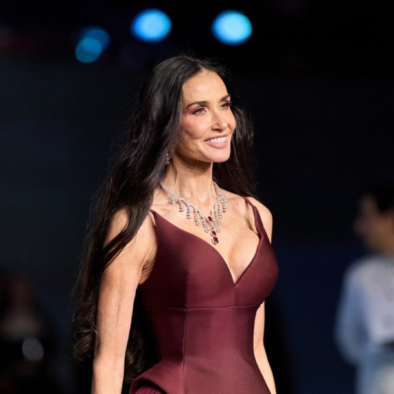 Svi želimo da izgledamo kao Demi Mur dok čisti sneg ispred kuće FOTO