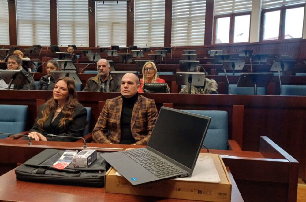 Bravo za Čačak: Deset najboljih romskih đaka dobilo kao poklon laptopove FOTO