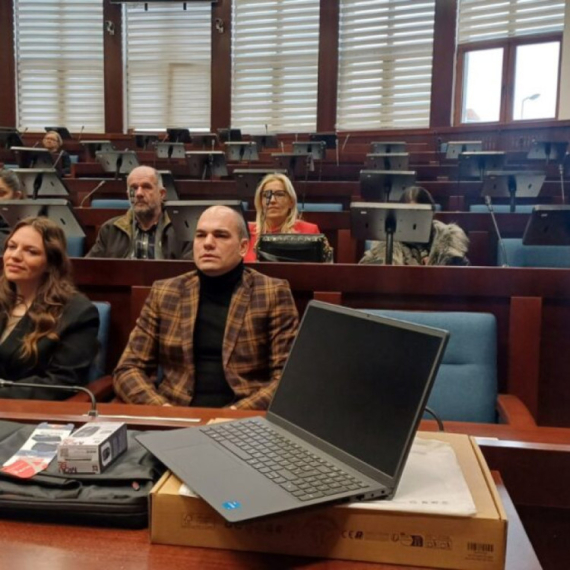 Bravo za Čačak: Deset najboljih romskih đaka dobilo kao poklon laptopove FOTO