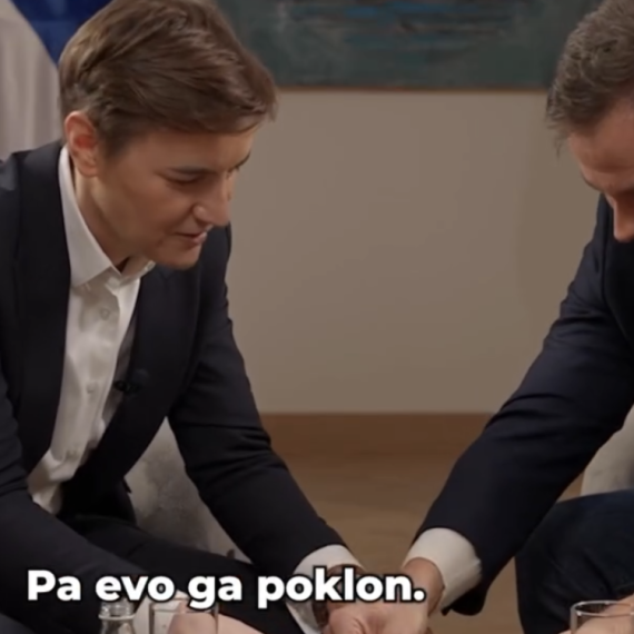 U susret praznicima: Evo šta je Brnabić poklonila Malom za novu godinu VIDEO