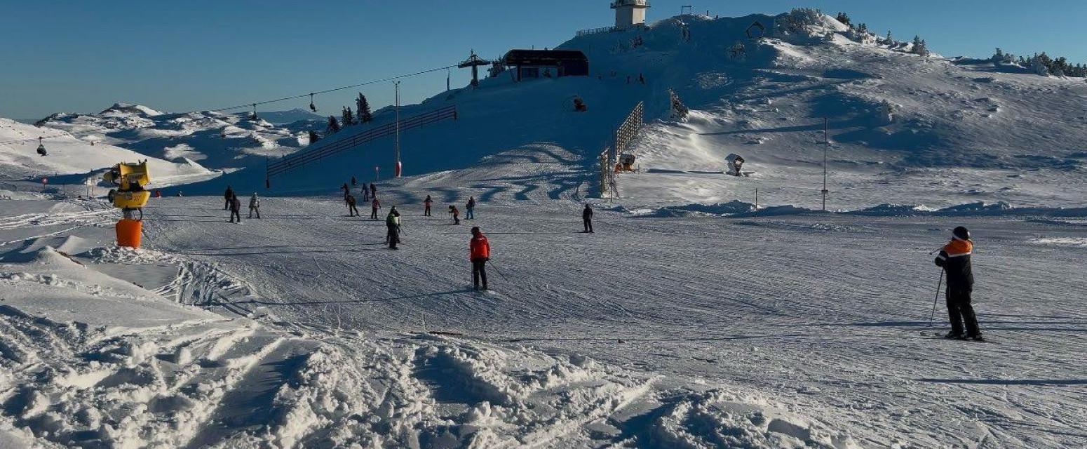 Devojčica (9) visi sa žičare, snimak je jeziv: "Vikala je da ne može da izdrži"; Upozoreni skijaši VIDEO