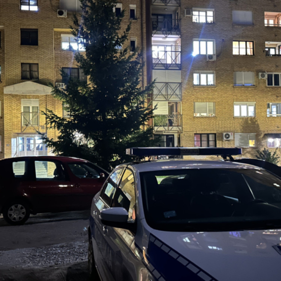 Drama u Čačku: Muškarac izboden u zgradi; Krvi ima svuda FOTO