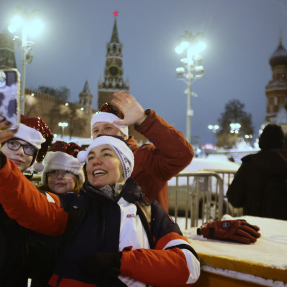 Deda Mraz stigao u Moskvu; Svetlosni performans i vodeni mlazevi sa Burdž Kalife FOTO/VIDEO