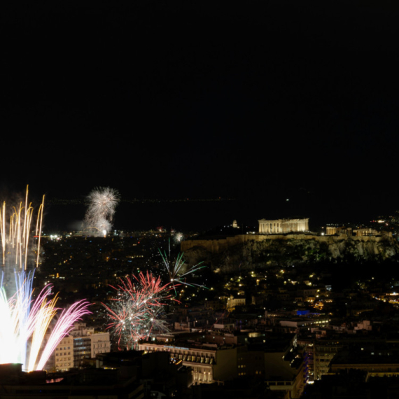 Bljestavo iznad Partenona; Svetlosni performans i vodeni mlazevi sa Burdž Kalife FOTO/VIDEO