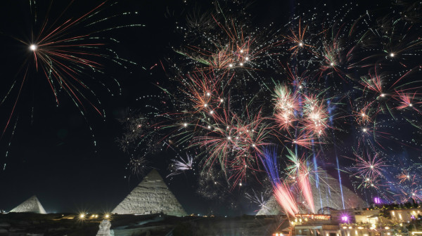 Srbija dočekala Novu godinu; Vatromet iznad piramida; Spektakl kod Partenona FOTO/VIDEO