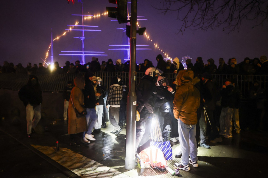 Napad na policiju u novogodišnjoj noći: Uhapšeno više od 100 osoba FOTO/VIDEO