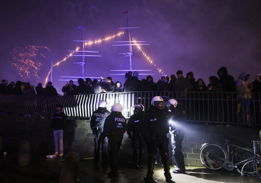 Napad na policiju u novogodišnjoj noći: Uhapšeno više od 100 osoba FOTO/VIDEO