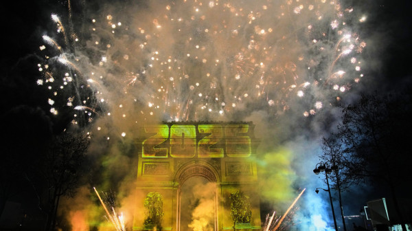 Još nije kraj slavlju; Pariz šljašti; Nova godina dočekana 2026. i na plaži FOTO/VIDEO