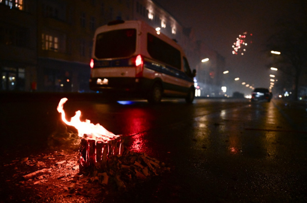Napad na policiju u novogodišnjoj noći: Uhapšeno više od 100 osoba FOTO/VIDEO