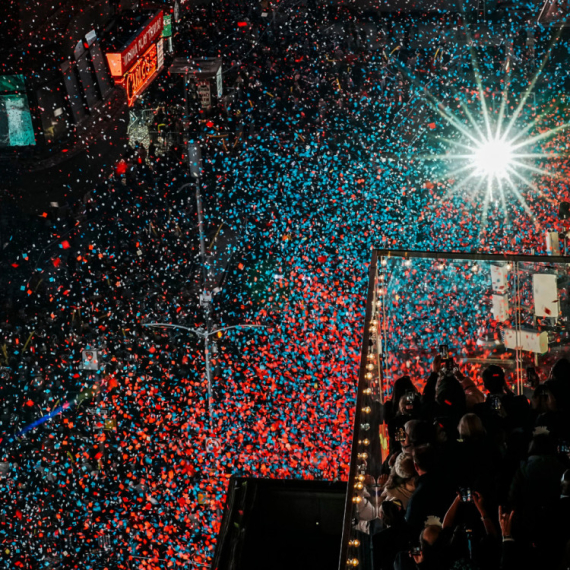 Ovako je izgledao doček na najpoznatijem mestu na svetu: Hiljade konfeta i nezaboravni spektakl FOTO/VIDEO