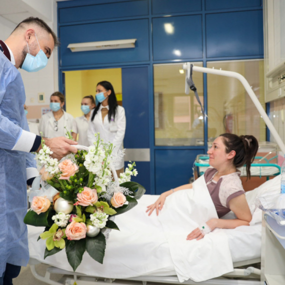 Prva beba u Novom Sadu dobila 300.000 dinara: Za ostale po 200.000 dinara FOTO