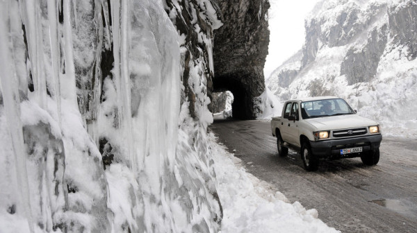 Crnogorska policija upozorava vozače: Sneg pao i u Podgorici