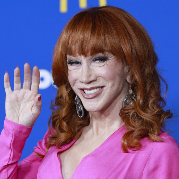 Iako ima 65 godina, to je ne sprečava da ima strastvenu avanturu sa 23-godišnjakom FOTO