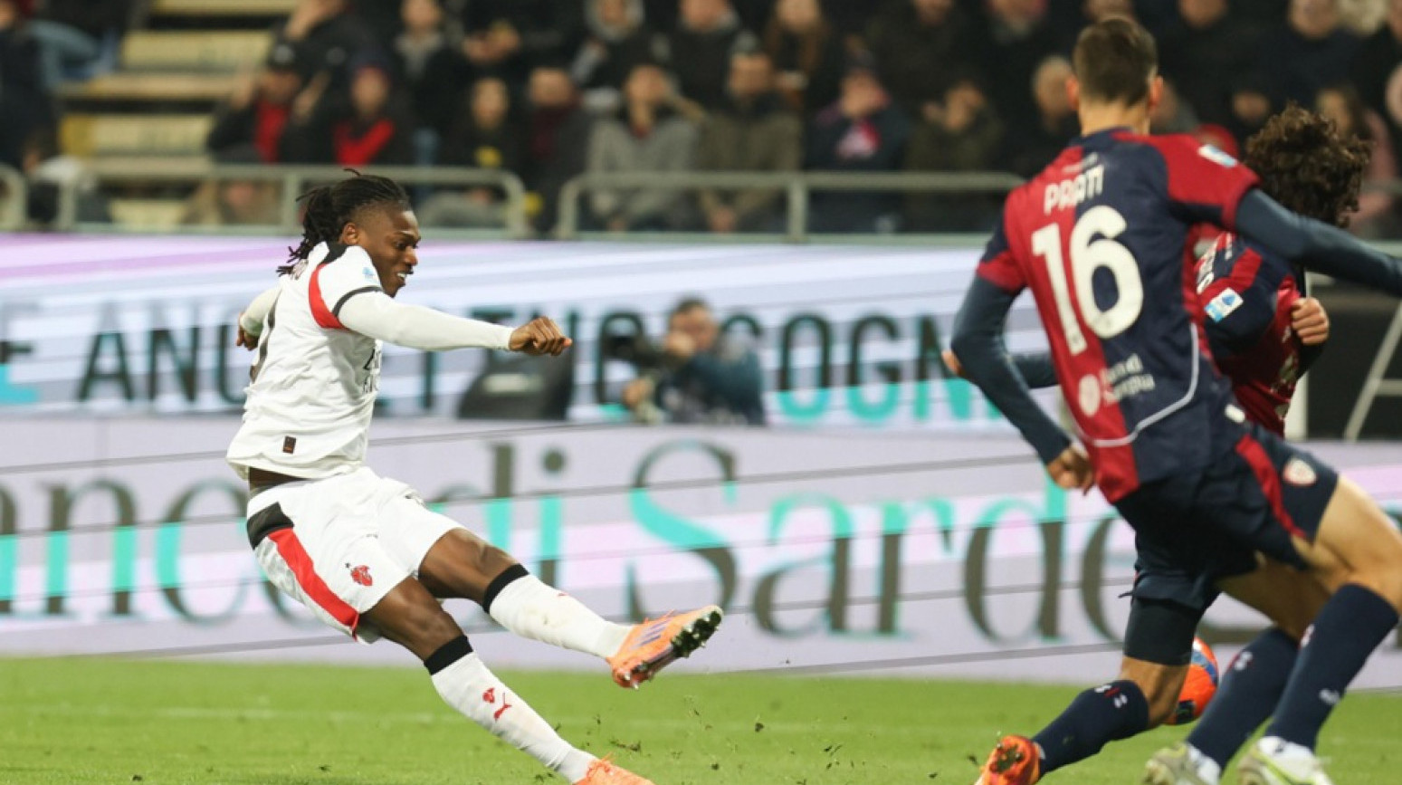 Pavlović prvi put "klupiran" – Leao junak Milana na Sardiniji