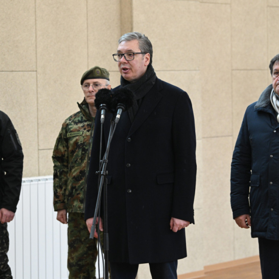 Počela isplata uvećanih penzija: Vučić najavio 12,2 odsto povećanje; "Cilj do 2027. godine 650 evra"