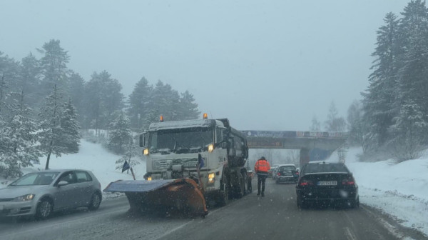 Sve gradske službe u punom kapacitetu uklanjaju posledice velikih snežnih padavina