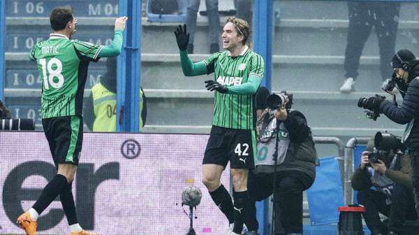 Matić "požuteo" u remiju Sasuola, isti rezultat i u Đenovi