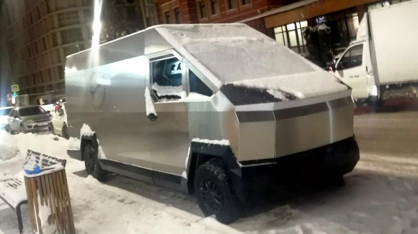 Po ugledu na Teslu: Amerikanci imaju Cybertruck, a Rusi "Cybervan" FOTO