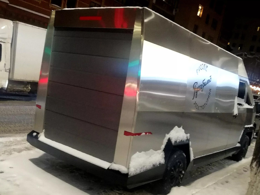 Po ugledu na Teslu: Amerikanci imaju Cybertruck, a Rusi Cybervan FOTO