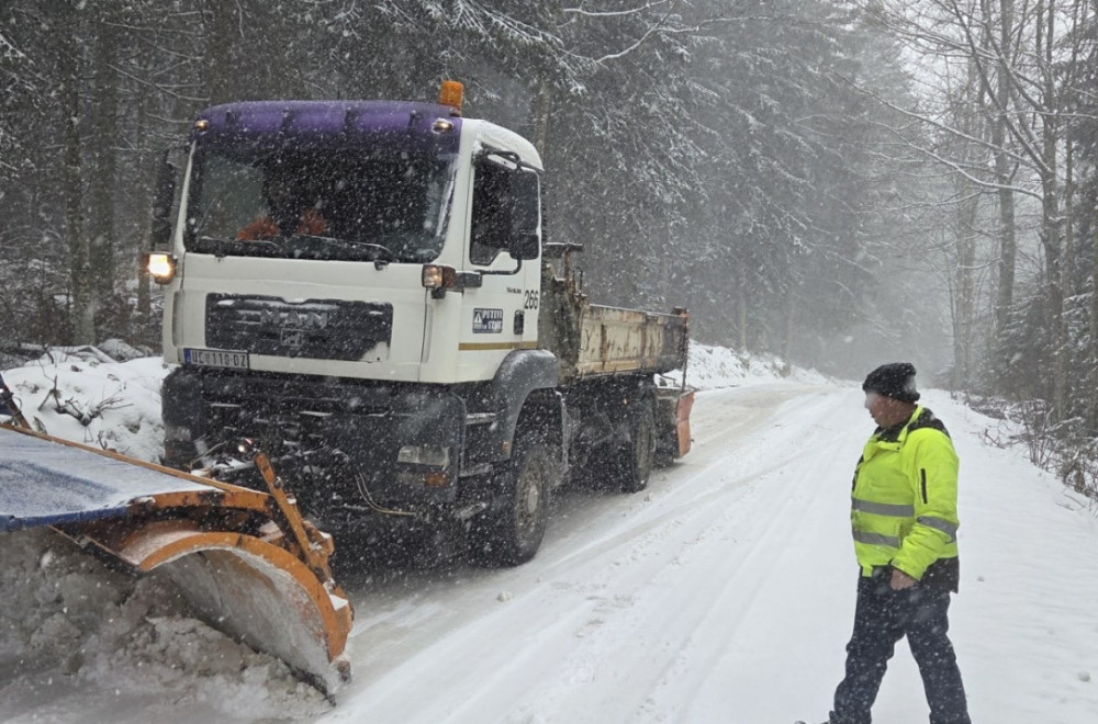 Sneg napravio haos: Zabrana saobraćaja za šlepere preko Zlatibora i Tare, na terenu 14 kamiona FOTO