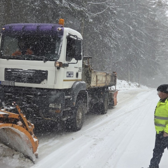 Sneg napravio haos: Zabrana saobraćaja za šlepere preko Zlatibora i Tare, na terenu 14 kamiona FOTO
