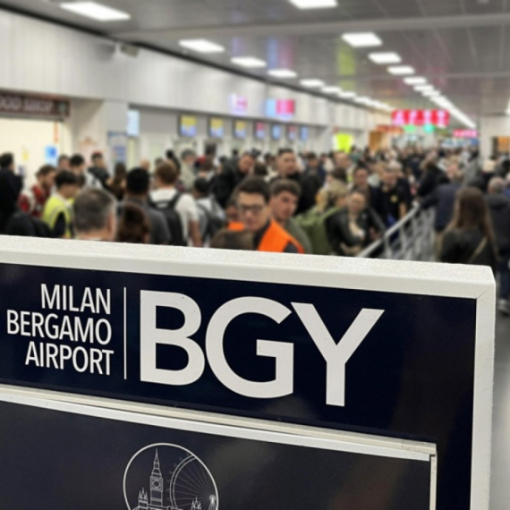 Putnici spavali po podu; Zaglavljeno na hiljade ljudi: Totalni haos na evropskom aerdromu