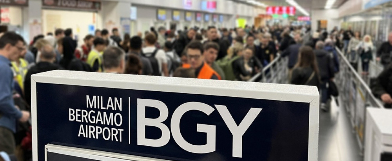 Putnici spavali po podu; Zaglavljeno na hiljade ljudi: Totalni haos na evropskom aerdromu