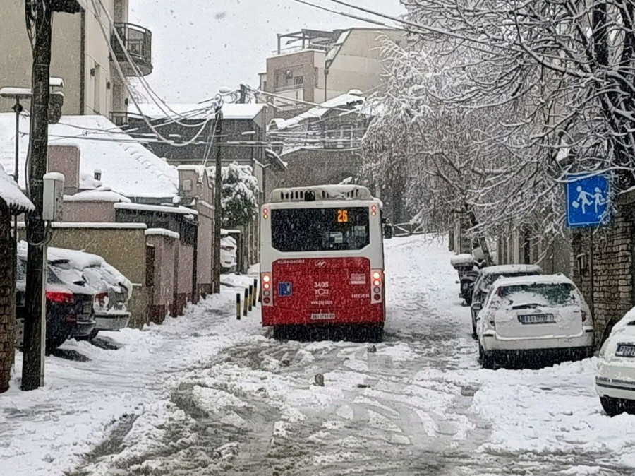 Kolaps u Beogradu: Sneg napravio problem, autobus ostao zaglavljen FOTO