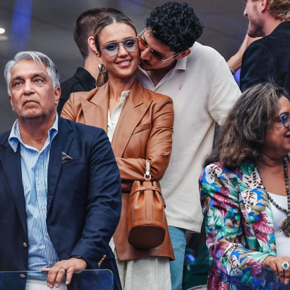 Džesika Alba ne skida ruke sa svog 11 godina mlađeg dečka FOTO