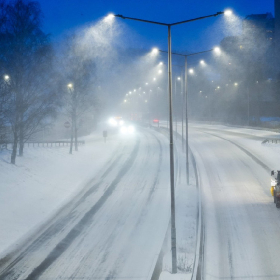 Kolaps u Hrvatskoj: Sneg zatrpao auto-put; Građanima stiglo upozorenje FOTO