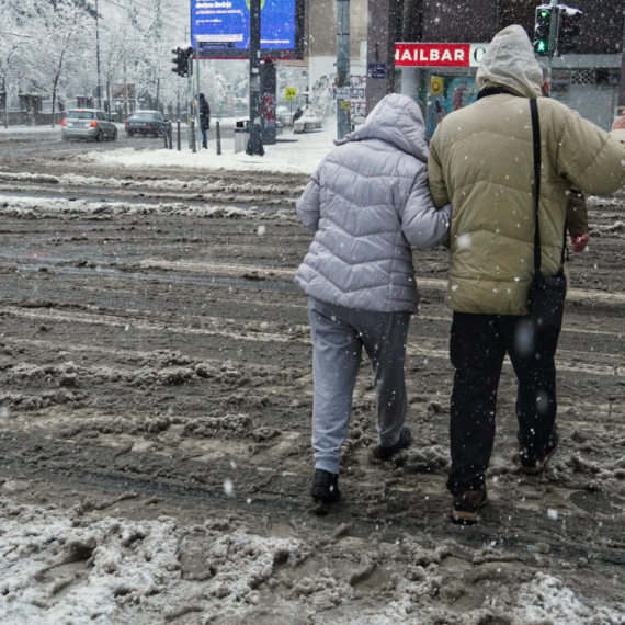 Hitna pomoć: Šest osoba povređeno prilikom pada na ledu