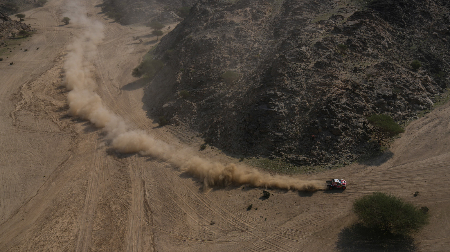 Počeo Dakar – Španac dominirao, Francuz iznenadio; Pobede za MINI, Daciu i Ford VIDEO