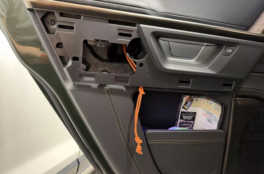 Vozači sami rešili bezbednosni propust: Pomoću štapa i kanapa – bukvalno FOTO